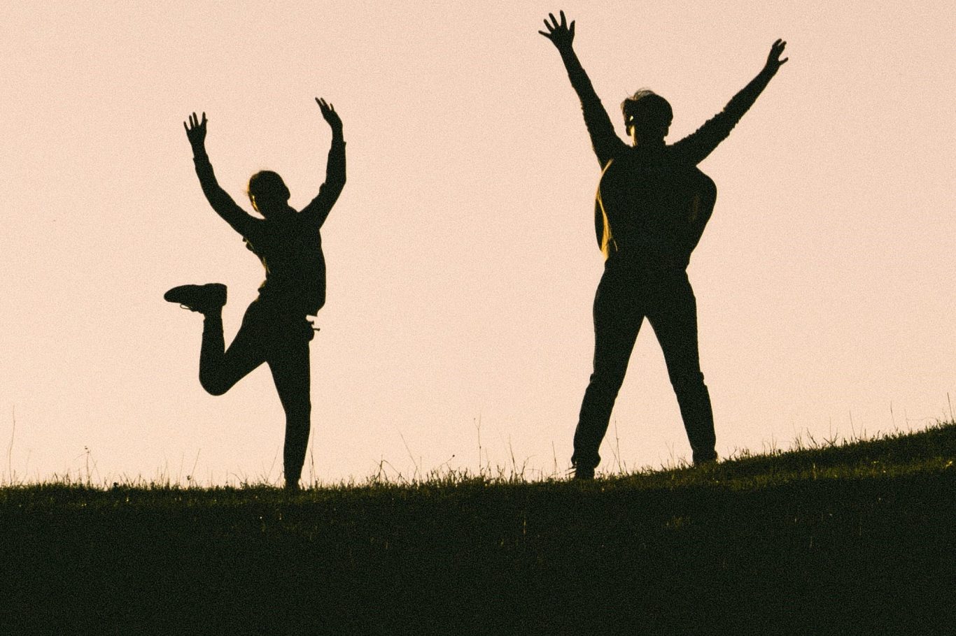 Ausdruckstanz Zwei Tänzerinnen auf einer Wiese tanzen ausdrucksstark mit ausladenden Bewegungen.