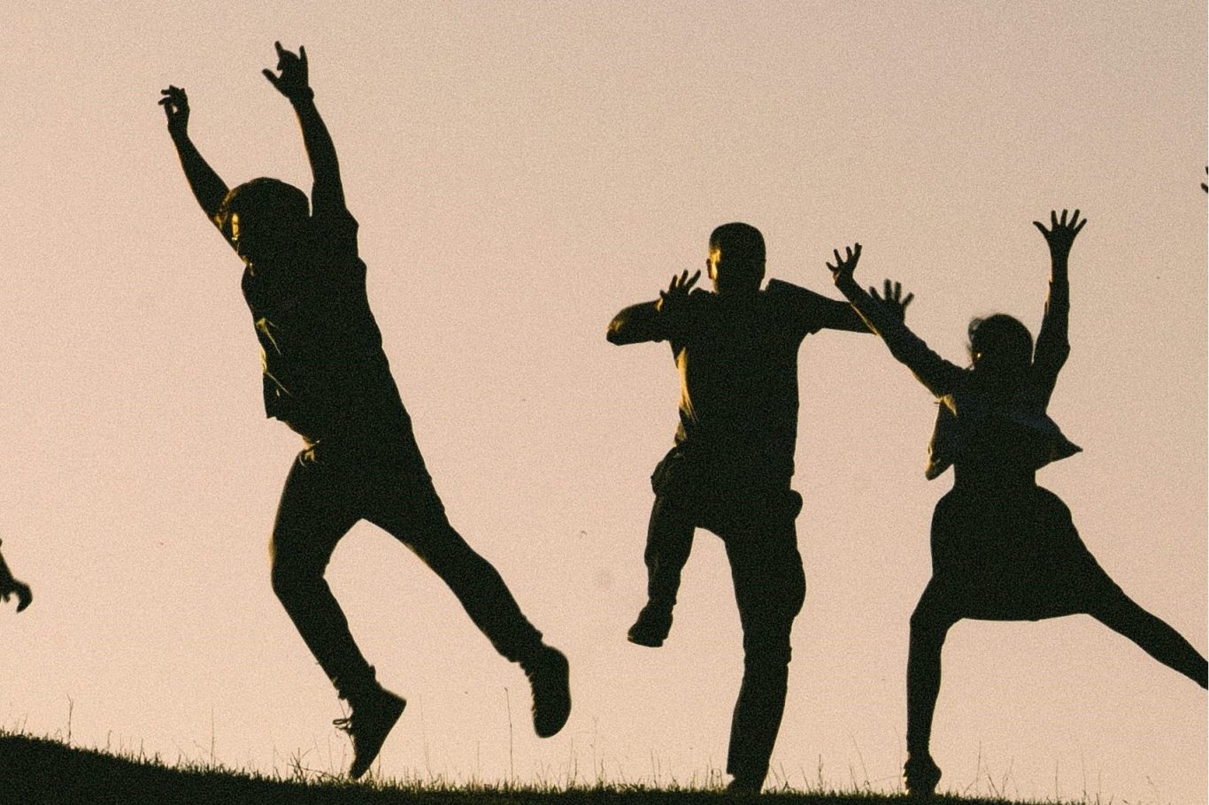 Ausdruckstanz Drei Tanzenden auf einer Wiese tanzen ausdrucksstark mit ausladenden Bewegungen.